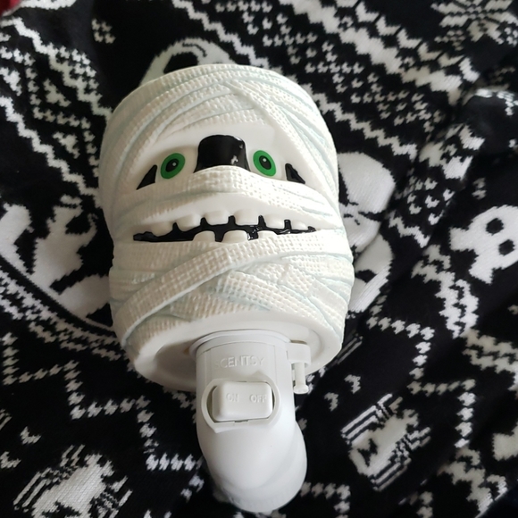 SCENTSY UNDER WRAPS - Picture 3 of 3